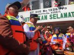 menhub-tabur-bunga-dan-rampcheck-kapal-di-danau-toba_20180706_010512.jpg
