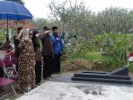 meninggal-saat-detik-detik-proklamasi-makam-eksponen-pejuang-45-ditandai-bambu-runcing_20161022_091418.jpg
