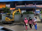 menjaga-kebersihan-pasar-panorama-lembang_20210205_210012.jpg