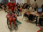 menkes-kunjungi-suntik-vaksin-covid-19-lansia-di-lippo-mall-puri_20210311_132833.jpg