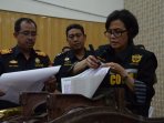 menkeu-sri-mulyani-melihat-bb-pita-cukai-palsu-di-surabaya_20161101_122642.jpg