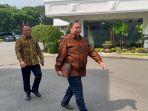 menko-perekenomian-sekaligus-ketua-umum-golkar-airlangga-hartarto-di-istana-kepresidenan.jpg