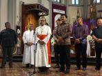 menko-polhukam-hadi-tjahjanto-uskup-agung-jakarta-ignatius-kardinal-hardjoatmodjo-di-katedral.jpg