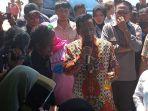 menko-polhukam-mahfud-md-mencicipi-olahan-mangrove-buatan-warga-di-kampung-nelayan-marunda.jpg