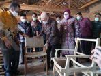 menkop-dan-ukm-teten-masduki-mengunjungi-workshop-furnitur.jpg