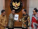 menkopolhukam-terima-berkas-investigasi-kasus-kanjuruhan_20221103_155349.jpg