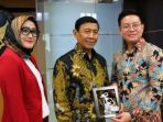 menkopolhukan-bersama-nasional-president-jci-indonesia-dan-rina-saada_20170720_012306.jpg