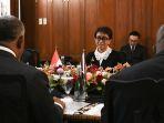 menlu-retno-di-kantornya.jpg