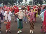 menlu-ri-tengah-depan-bertopi-putih-turut-meramaikan-jalan-santai-berkebaya.jpg