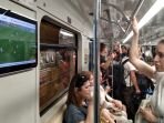 menonton-laga-piala-dunia-2018-di-gerbong-metro-moskow_20180626_132540.jpg