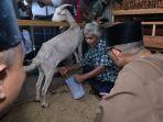 menparekraf-sandiaga-uno-memberikan-kambing-kepada-pondok-pesantren.jpg