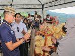 menparekraf-sandiaga-uno-memberikan-nama-untuk-produk-kerupuk-ubi.jpg