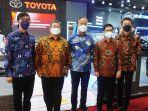 menperin-kunjungi-booth-toyota-di-senayan.jpg