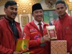 menpora-imam-nahrawi-dan-atlet-beladiri-hapkido-asal-aceh-hurairah_20180815_164530.jpg