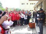 menpora-imam-nahrawi-saat-memberikan-pesan-semangat-kepada-para-pelajar-skoi-samarinda.jpg