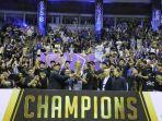 menpora-serahkan-piala-ibl-buat-prawira-harum-bandung-juara-setelah-25-tahun.jpg