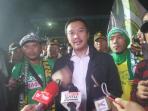menpora-tepati-janji-temui-bonek-di-stadion-tugu_20160803_094610.jpg