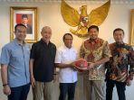 menpora-zainuddin-amali-menerim.jpg