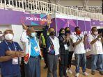 menpora-zainudin-amali-saat-disambut-ratusan-penonton-di-istora-papua-bangkit.jpg