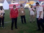 menpora-zainudin-amali-saat-mengecek-kondisi-rumput-stadion-manahan-solo.jpg