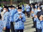 menpora-zainudin-amali-saat-menyalami-para-pejabat-eselon-iii-dan-iv.jpg