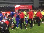 menpora-zainudin-amali-saat-menyalami-pemain-persiba-dan-kalteng-putra.jpg