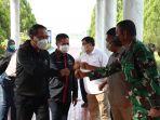 menpora-zainudin-amali-saat-tiba-di-bandara-sentani-kabupaten-jayapura-kamis-4112021.jpg