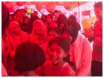 mensos-hibur-pengungsi-korban-banjir.jpg