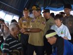 mensos-idrus-marham-saat-di-lokasi-gempa-bumi-banjarnegera_20180419_115010.jpg