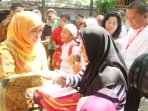mensos-khofifah-beri-bantuan-komunitas-anak-langit_20160628_150835.jpg