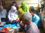mensos-khofifah-indar-parawansa-saat-berbincang-dengan-ibunda-yn-di-bengkulu_20160506_225120.jpg