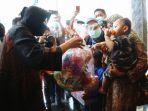 mensos-risma-bantu-anak-yatim-piatu.jpg
