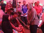 mensos-risma-beri-santunan-ahli-waris-korban-longsor-banjir-luwu.jpg