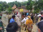 mensos-risma-di-posko-banjir.jpg