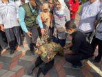 mensos-risma-sujud-di-kaki-guru-tunanetra.jpg