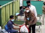 mensos-serahkan-bantuan-paket-sembako-untuk-warga-terdampak-covid-19_20200612_210701.jpg