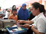 mensos-serahkan-bantuan-sosial-pkh-kepada-ksm_20160613_131545.jpg