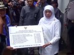 mensos-serahkan-bantuan-sosial-rp773-juta_20170213_164610.jpg