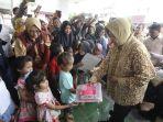 mensos-tri-rismaharini-mengunjungi-korban-banjir-di-sandai-ketapang-kalbar.jpg