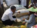 mentan-berbincang-dengan-petani-di-tuban_20151001_113029.jpg