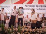 mentan-memberikan-bantuan-kepada-lima-ribu-peserta-petani.jpg