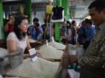 mentan-sidak-pasar-cibinong_20150521_142847.jpg