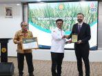 mentan-syl-dalam-menyerahkan-penghargaan-kepada-presiden-ifad.jpg