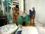 mentan-syl-melakukan-monitoring-stok-beras-karawang.jpg