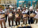 mentan-syl-meninjau-produksi-beras-premium-di-pabrik-utama-bulog.jpg