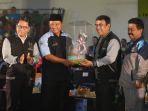 menteri-agama-m-fahrul-razi-melakukan-serah-terima-piala-bergilir-pospenas-kepada-pan.jpg