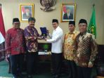 menteri-agama-tunaikan-zakat-melalui-baznas_20180528_123356.jpg