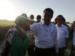 menteri-amran-bersama-petani-di-merauke_20150519_110043.jpg