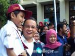 menteri-anies-gendong-anak-sd_20160718_150423.jpg