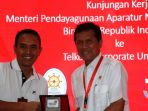 menteri-asman-abnur-saat-kunjungannya-di-telkom-corporate-university-di-bandung-selasa-2301_20180123_162255.jpg
